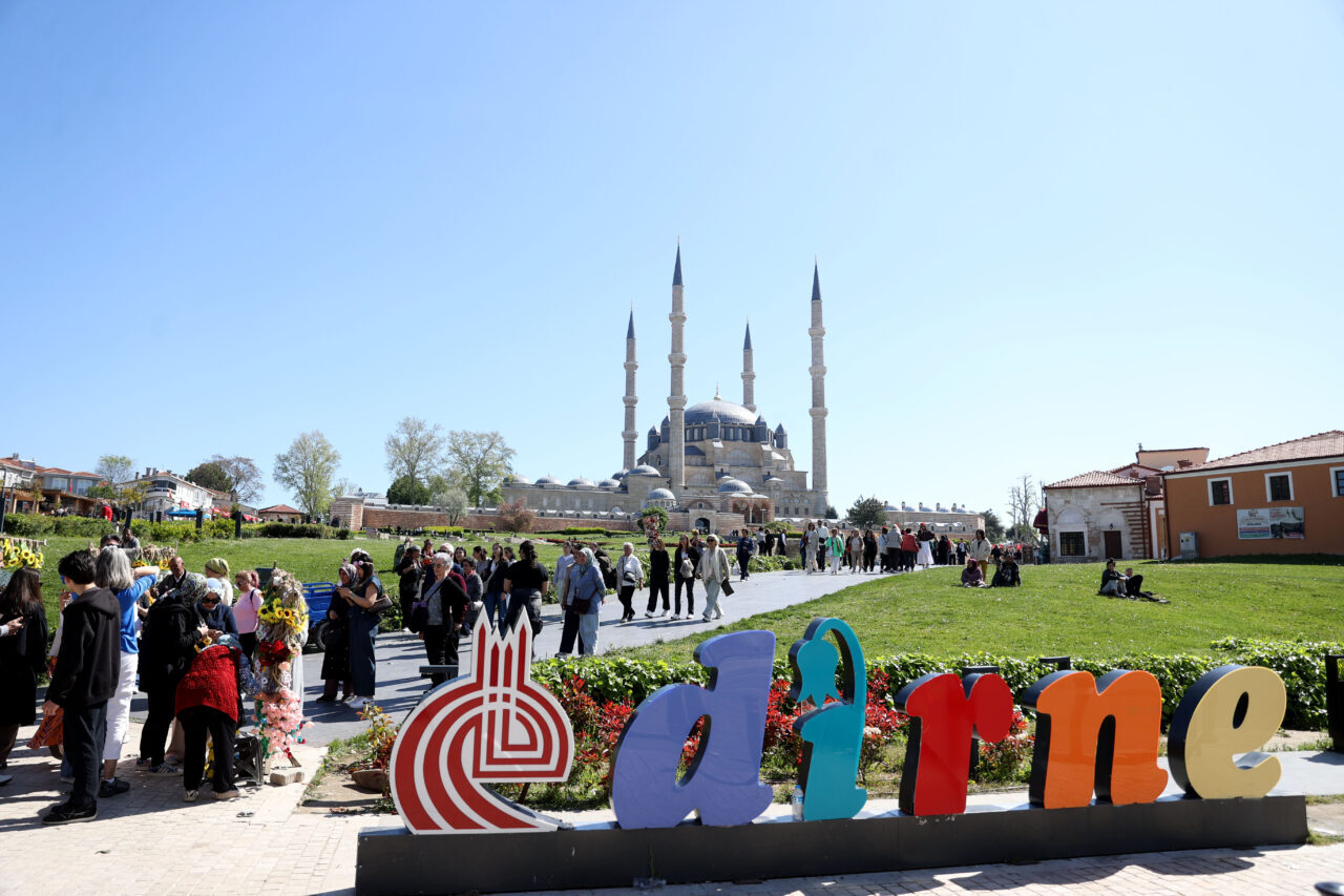 - Kakava Şenlikleri için kente gelen yerli ve yabancı turistler,