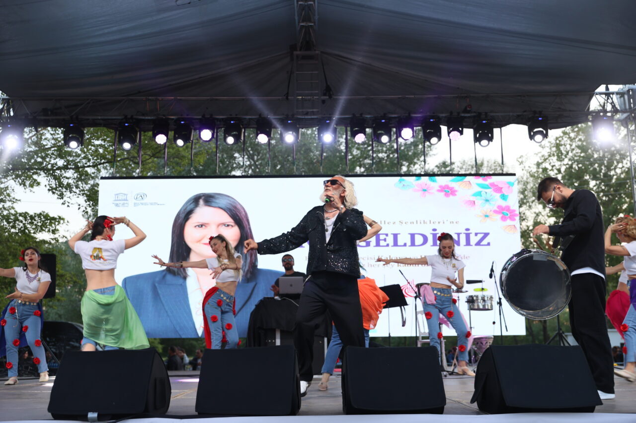 EDİRNE (AA) – Edirne'de Kakava-Hıdırellez Şenlikleri'nde Üsküdar Belediyesi Roman Orkestrası