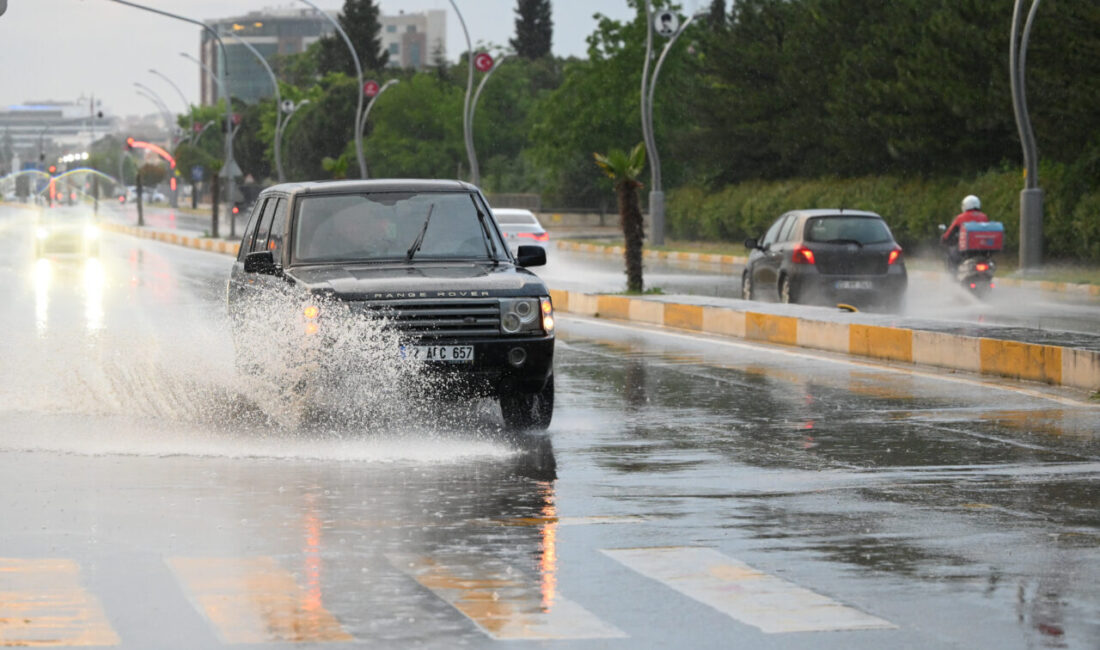 EDİRNE (AA) – Edirne'de sağanak yaşamı olumsuz etkiledi. Kentte akşam