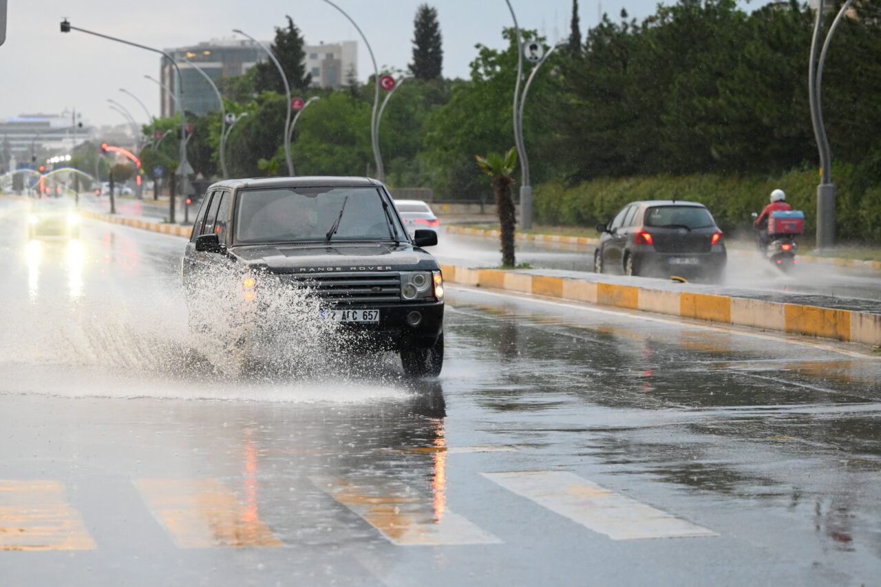 EDİRNE (AA) – Edirne'de sağanak yaşamı olumsuz etkiledi. Kentte akşam