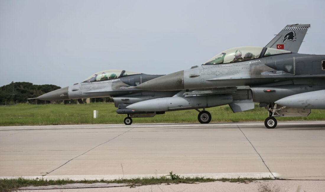 - AA ekibi, pilotların uçuş öncesi hazırlıklarını ve F-16 savaş
