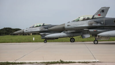 - AA ekibi, pilotların uçuş öncesi hazırlıklarını ve F-16 savaş