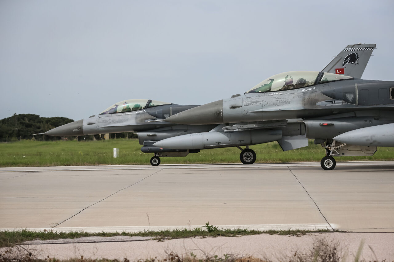 - AA ekibi, pilotların uçuş öncesi hazırlıklarını ve F-16 savaş