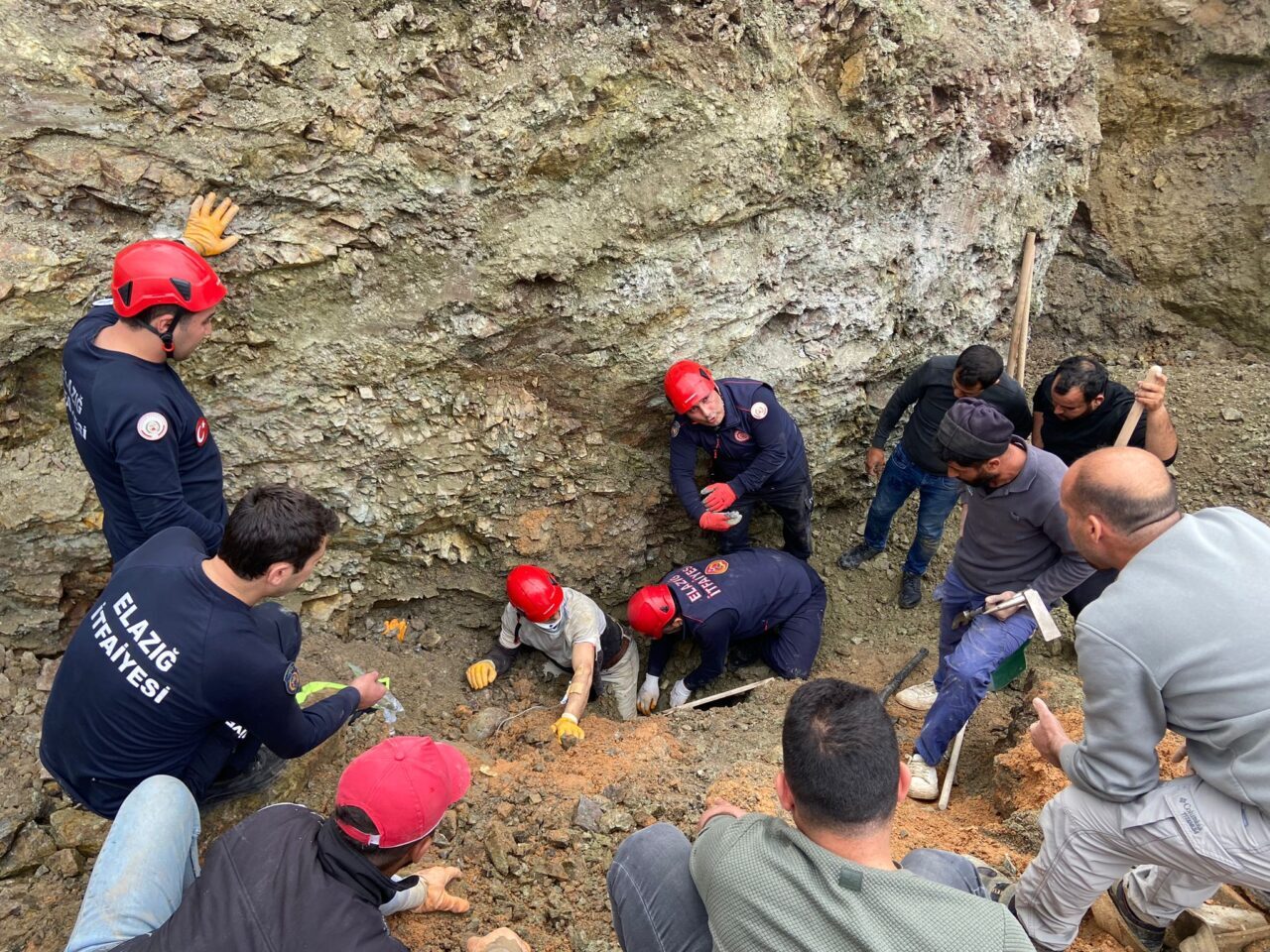 ELAZIĞ (AA) – Elazığ'da kanalizasyon çalışması sırasında kaldırımın çökmesi sonucu