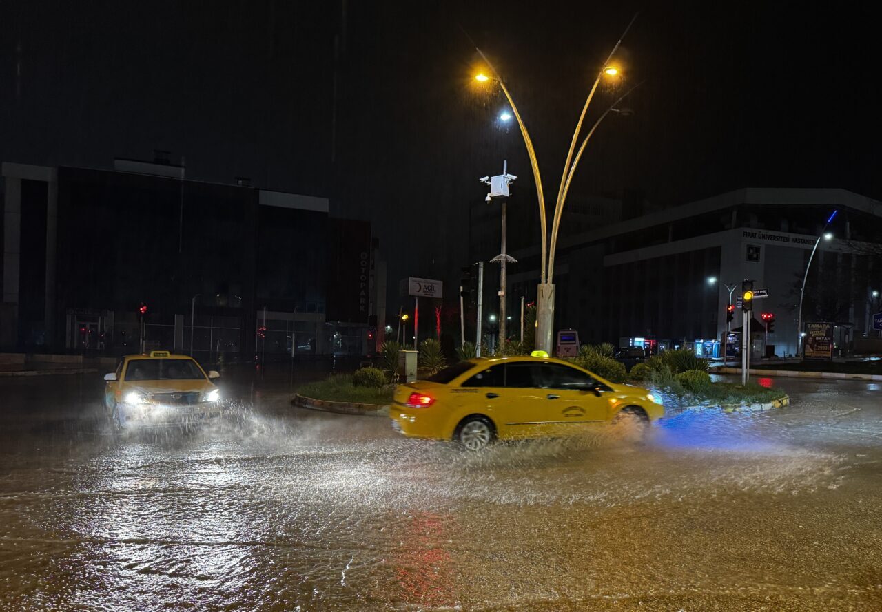ELAZIĞ (AA) – Elazığ'da sağanak hayatı olumsuz etkiledi. Kent genelinde