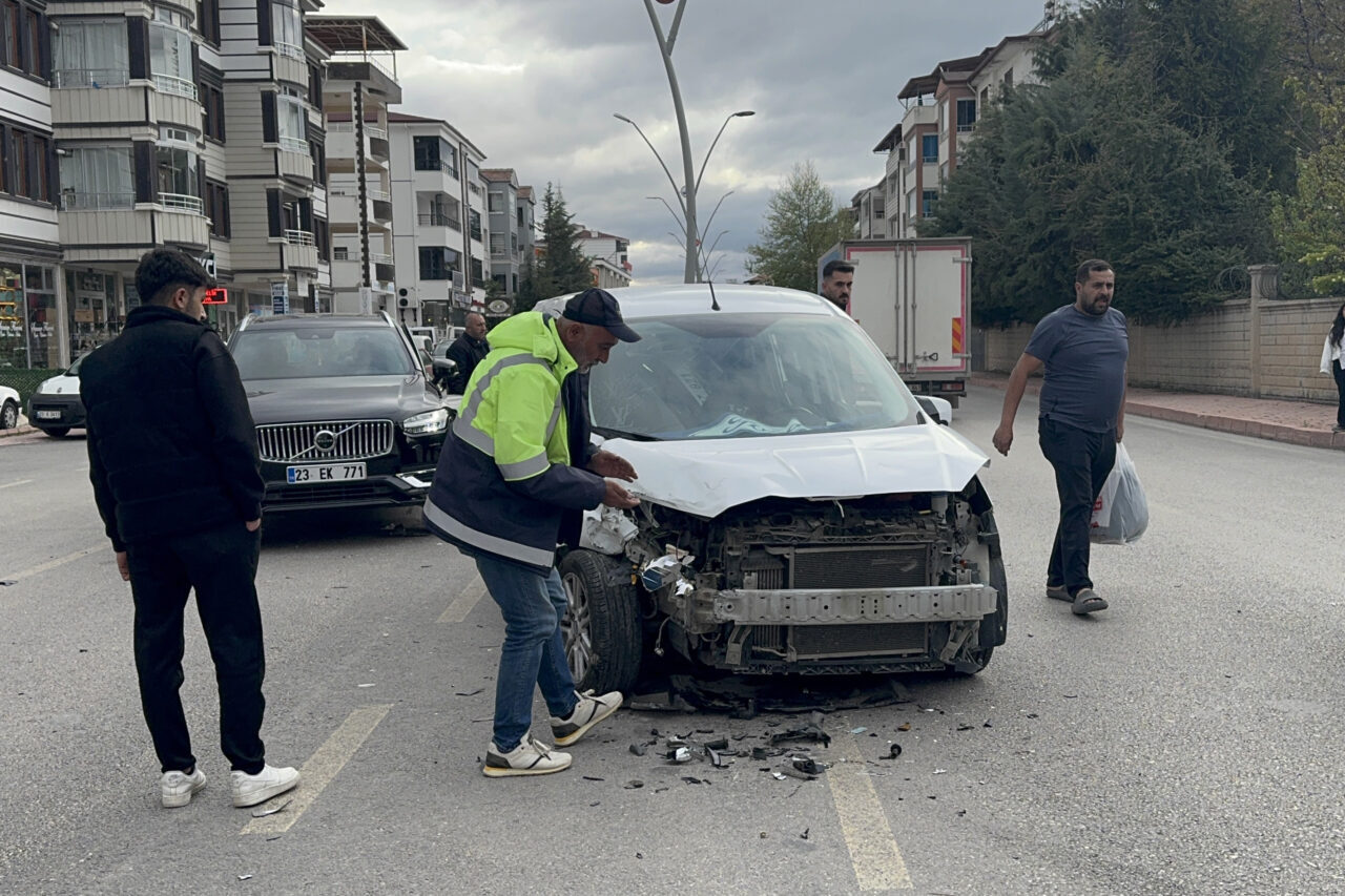 ELAZIĞ (AA) – Elazığ'da meydana gelen trafik kazasında 4 kişi
