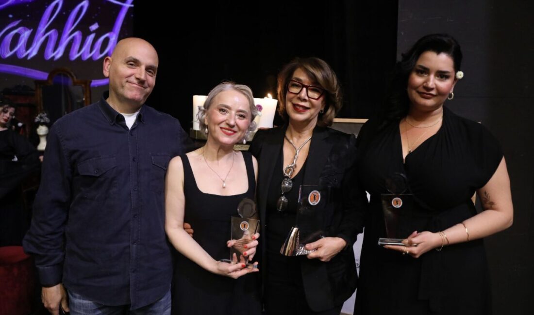 - İBB Şehir Tiyatroları Genel Sanat Yönetmeni Ayşegül İşsever:
- "Bu