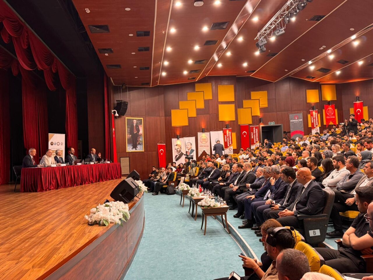 - "(Deprem bölgesindeki çalışmalar) Şehirleri inşa ederken sosyal donatılar, parklar,