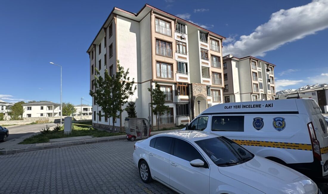 ERZİNCAN (AA) – Erzincan'da dördüncü kattaki evinin penceresinden düşerek ağır
