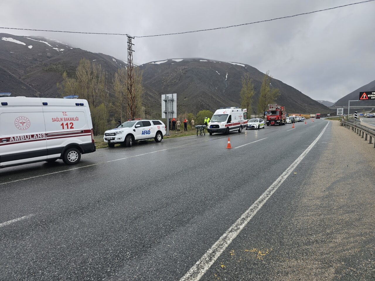 ERZİNCAN (AA) – Erzincan'da otomobilin dereye yuvarlanması sonucu 2 kişi