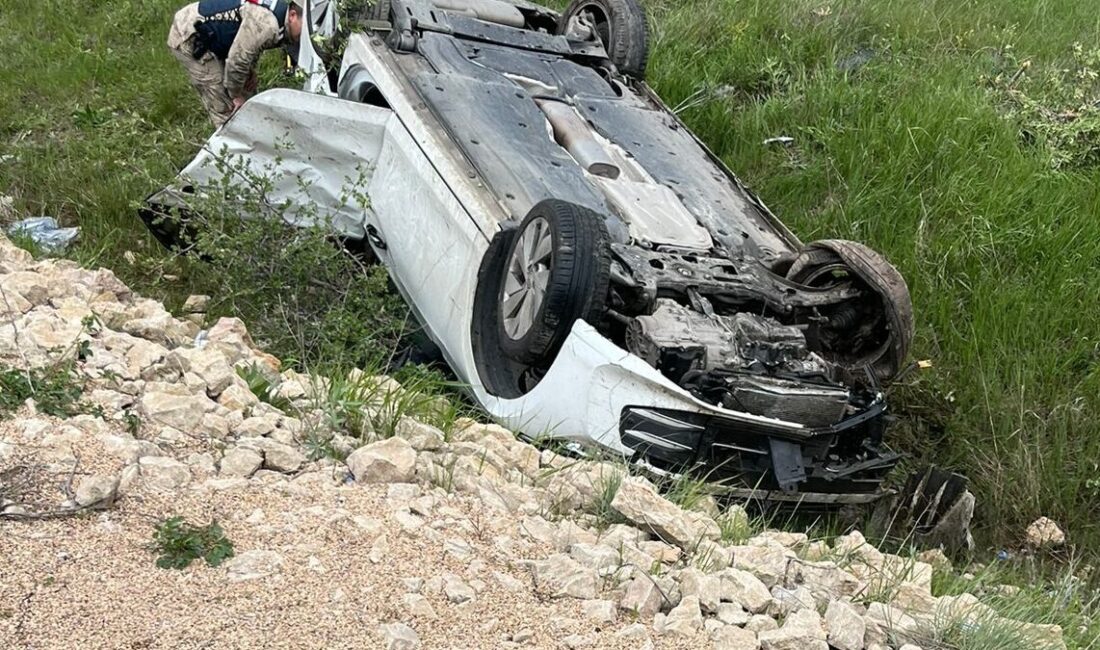 ERZİNCAN (AA) – Erzincan'da takla atan otomobildeki 1'i bebek 3