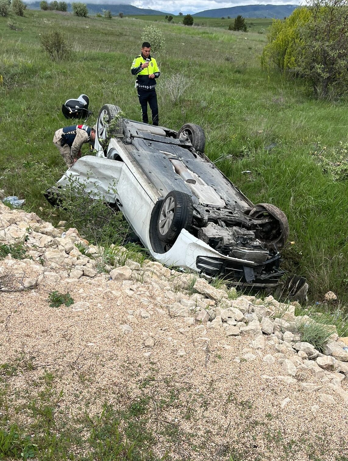 ERZİNCAN (AA) – Erzincan'da takla atan otomobildeki 1'i bebek 3