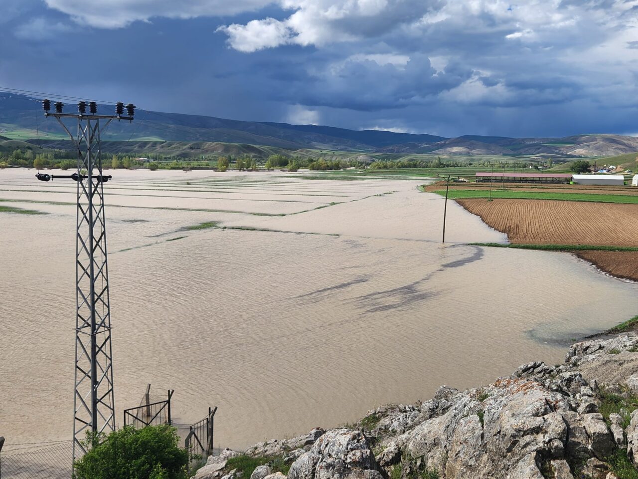 ERZİNCAN (AA) – Erzincan'da, sağanağın etkisiyle Karasu Nehri'nin taşması sonucu