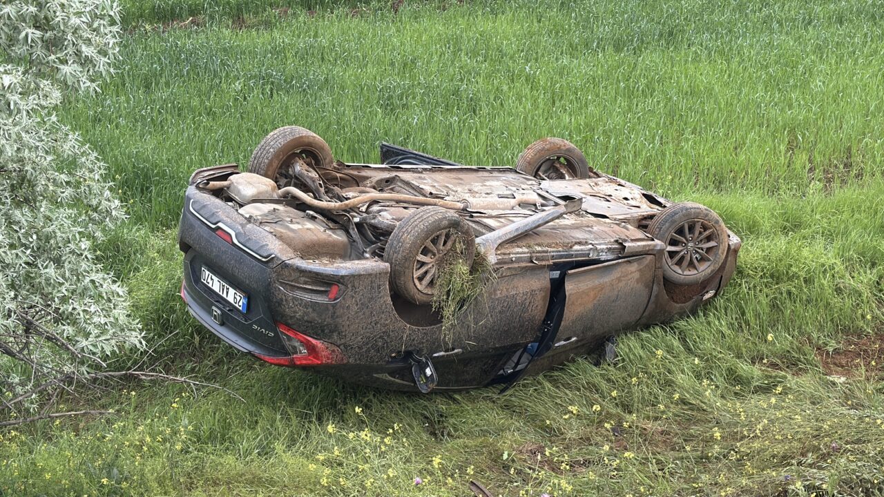 ERZİNCAN (AA) – Erzincan'da şarampole devrilen otomobildeki 2'si çocuk 4
