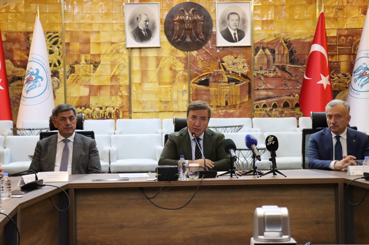 ERZİNCAN (AA) – Erzincan'da üniversite öğrencilerine yönelik "Dijital Dünyanın Kullanıcıları: