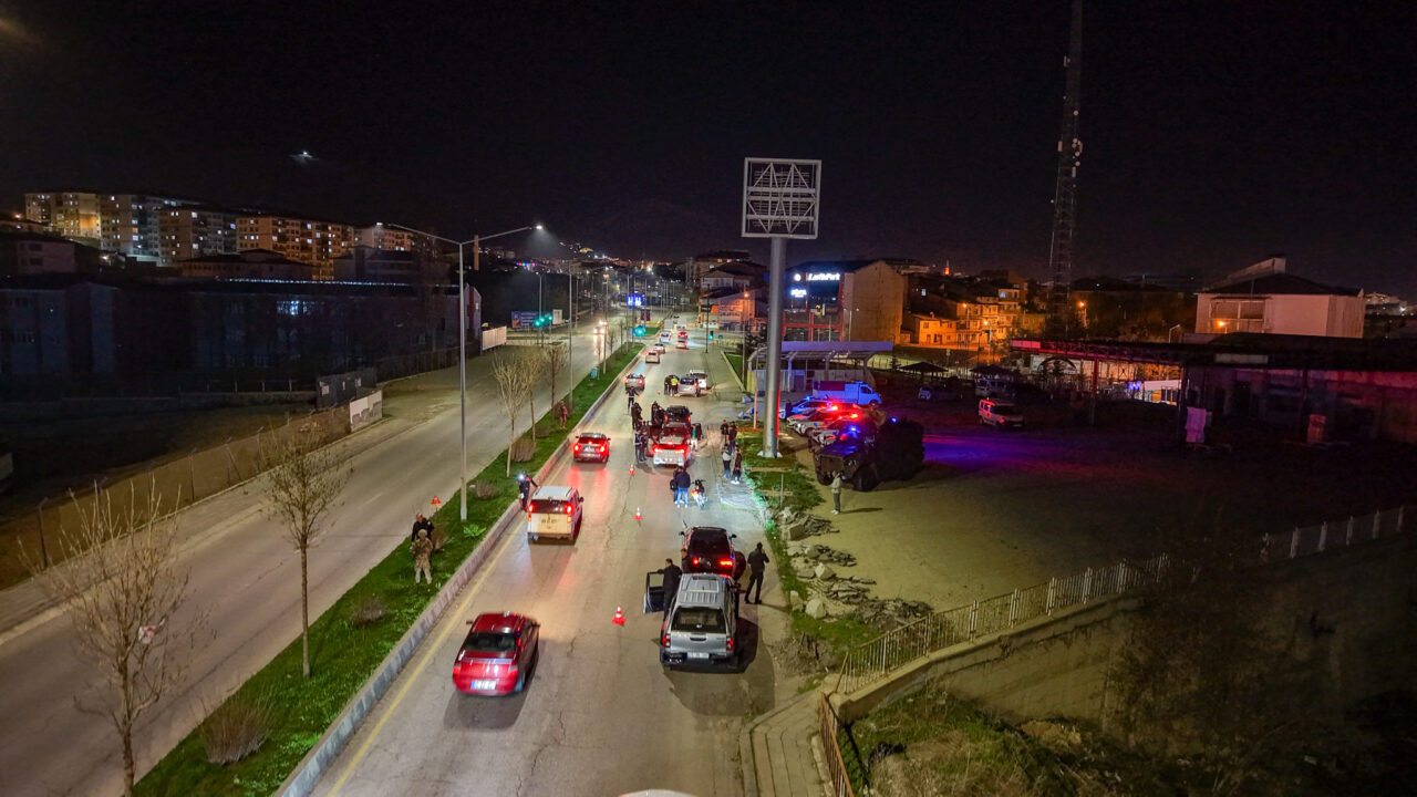 - Şehir merkezindeki uygulama noktasında ehliyetsiz araç kullanan çocuk yaşta