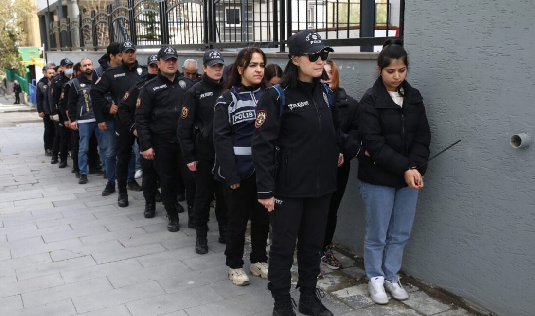 - Şüphelilerin, 25 kişiyi 19 milyon lira dolandırdığı, hesaplarında ise