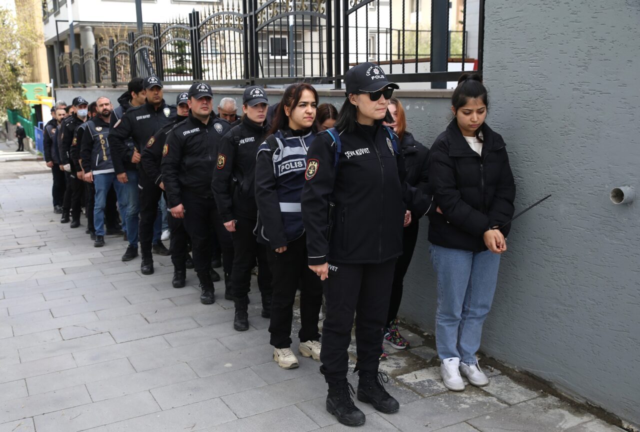 - Şüphelilerin, 25 kişiyi 19 milyon lira dolandırdığı, hesaplarında ise