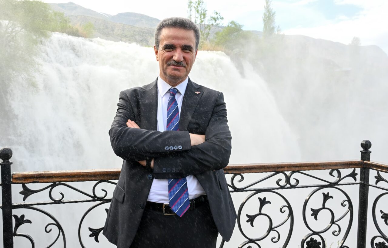 - "Şelaledeki coşkun akışın birkaç hafta daha devam etmesini bekliyoruz.