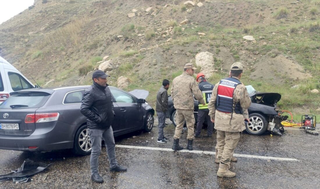 ERZURUM (AA) – Erzurum'un Horasan ilçesinde 2 otomobilin çarpışması sonucu