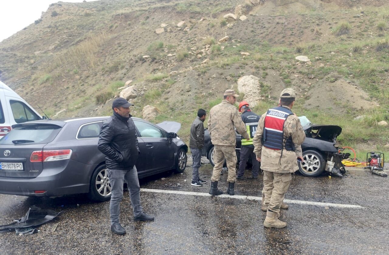 ERZURUM (AA) – Erzurum'un Horasan ilçesinde 2 otomobilin çarpışması sonucu