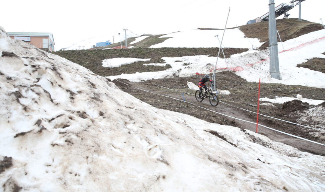 ERZURUM (AA) – Erzurum'daki Palandöken Dağı'nda Downhill Türkiye Şampiyonası yapıldı.