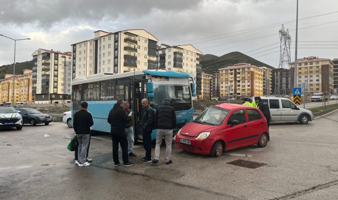 ERZURUM (AA) – Erzurum'da özel halk otobüsü ile otomobilin çarpışması