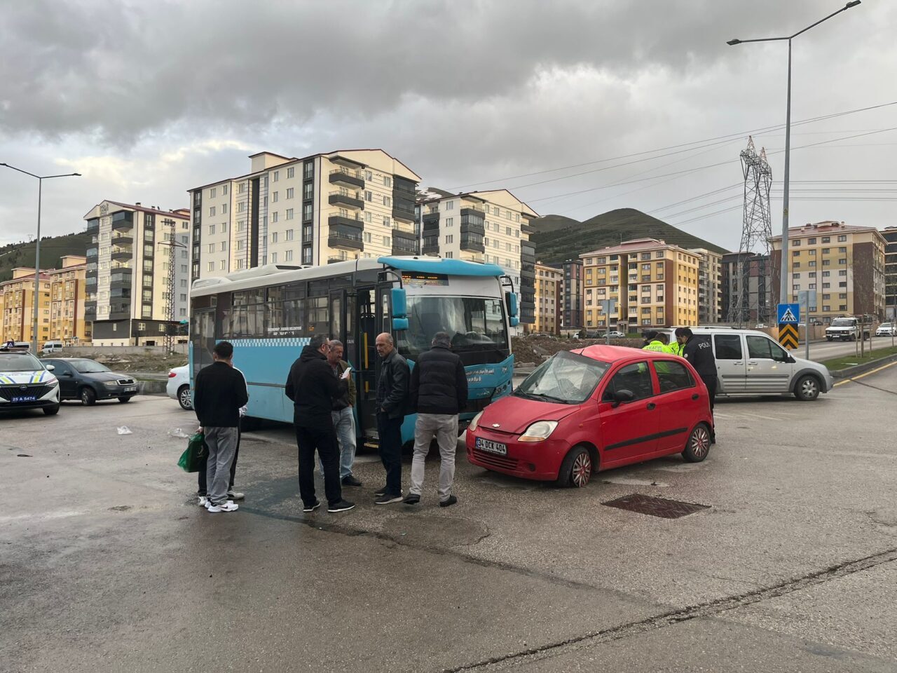 ERZURUM (AA) – Erzurum'da özel halk otobüsü ile otomobilin çarpışması