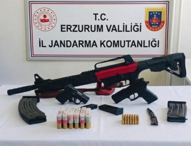 ERZURUM (AA) – Erzurum'un Aziziye ilçesinde tartıştığı oğlunu bıçakla yaralayan