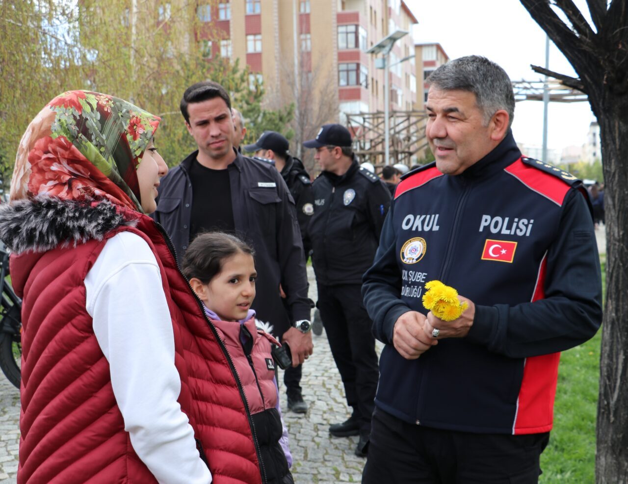 - İl Emniyet Müdürü Onur Karaburun:
- "Erzurum polisi vatandaşlarımızın hizmetinde.
