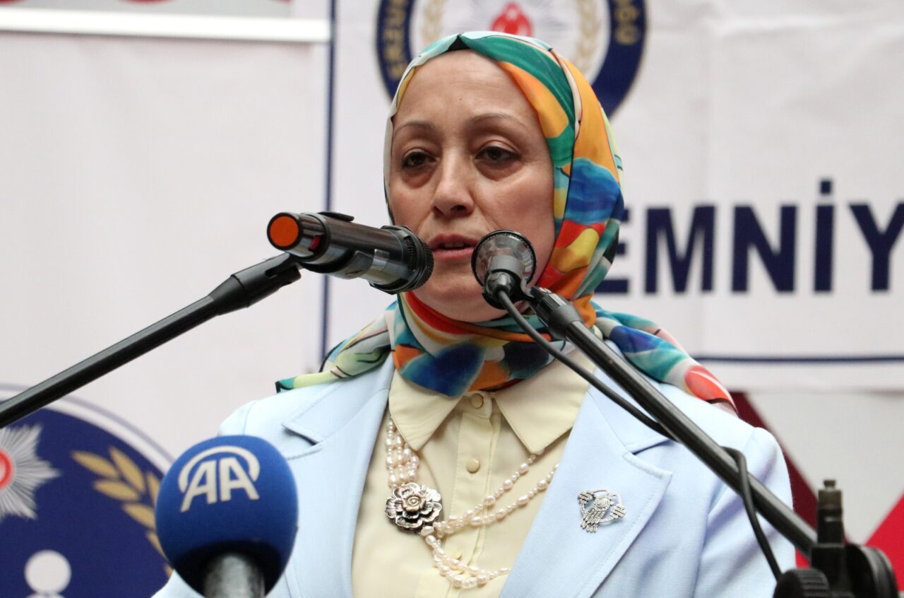 - Vali Aydın Baruş:
- "Sadece taşıdığınız rütbe, bulunduğunuz makamla ilgili