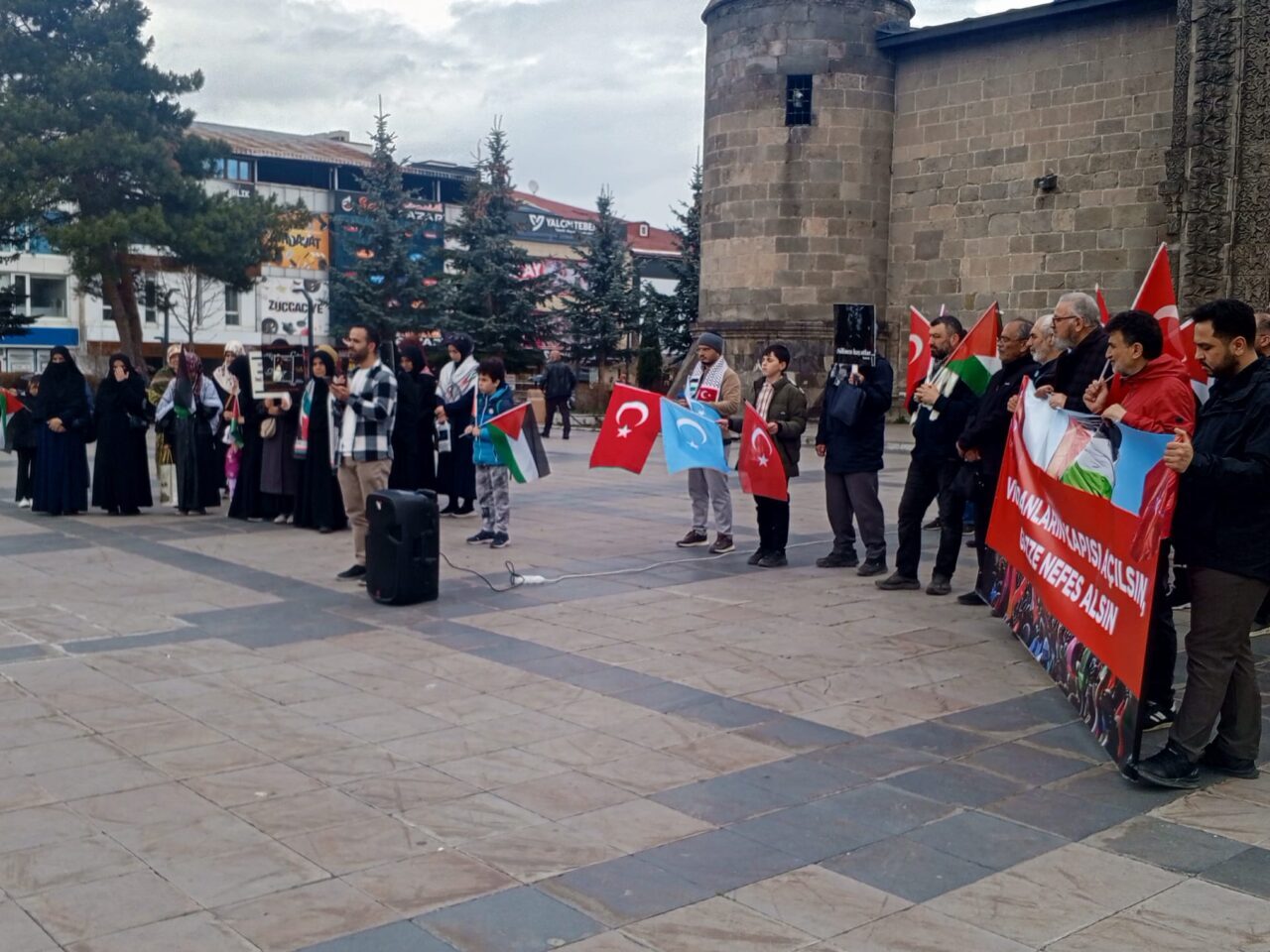 ERZURUM (AA) – Erzurum'da hekimler ve sağlık çalışanları, İsrail'in Gazze'ye