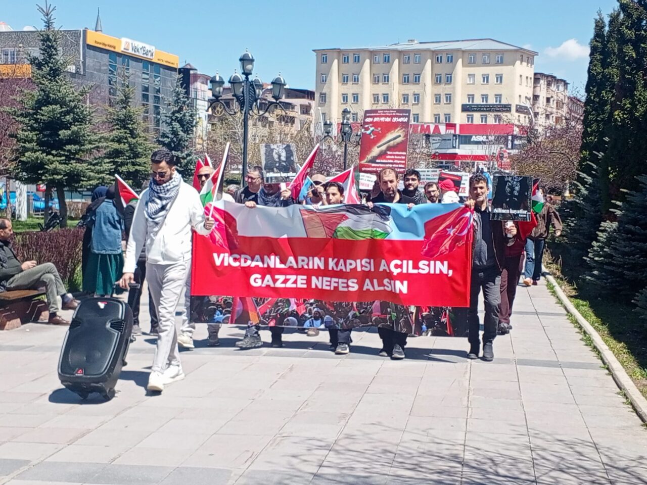 ERZURUM (AA) – Erzurum'da hekimler ve sağlık çalışanları, İsrail'in Gazze'ye