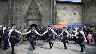 - Büyükşehir Belediye Başkanı Mehmet Sekmen:
- "Dadaşlar diyarı Erzurum sadece