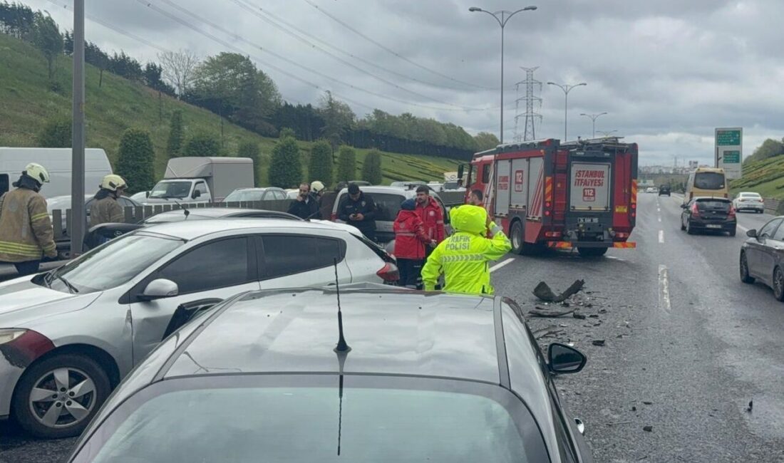 İSTANBUL (AA) – Esenler'de meydana gelen zincirleme trafik kazasında otomobilinde