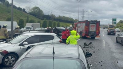İSTANBUL (AA) – Esenler'de meydana gelen zincirleme trafik kazasında otomobilinde