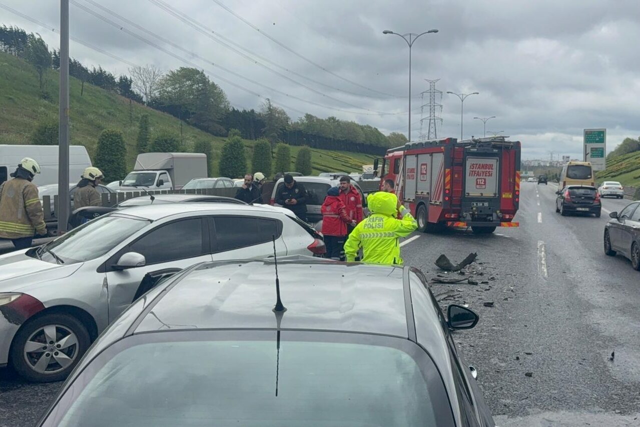 İSTANBUL (AA) – Esenler'de meydana gelen zincirleme trafik kazasında otomobilinde