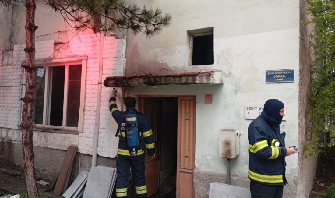 ESKİŞEHİR (AA) – Eskişehir'in Odunpazarı ilçesinde iki katlı binanın giriş