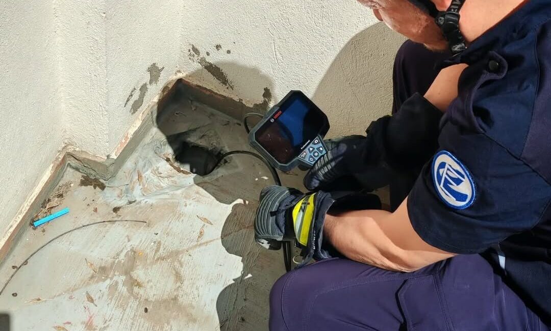 ESKİŞEHİR (AA) – Eskişehir'in Odunpazarı ilçesinde bir binanın su gider