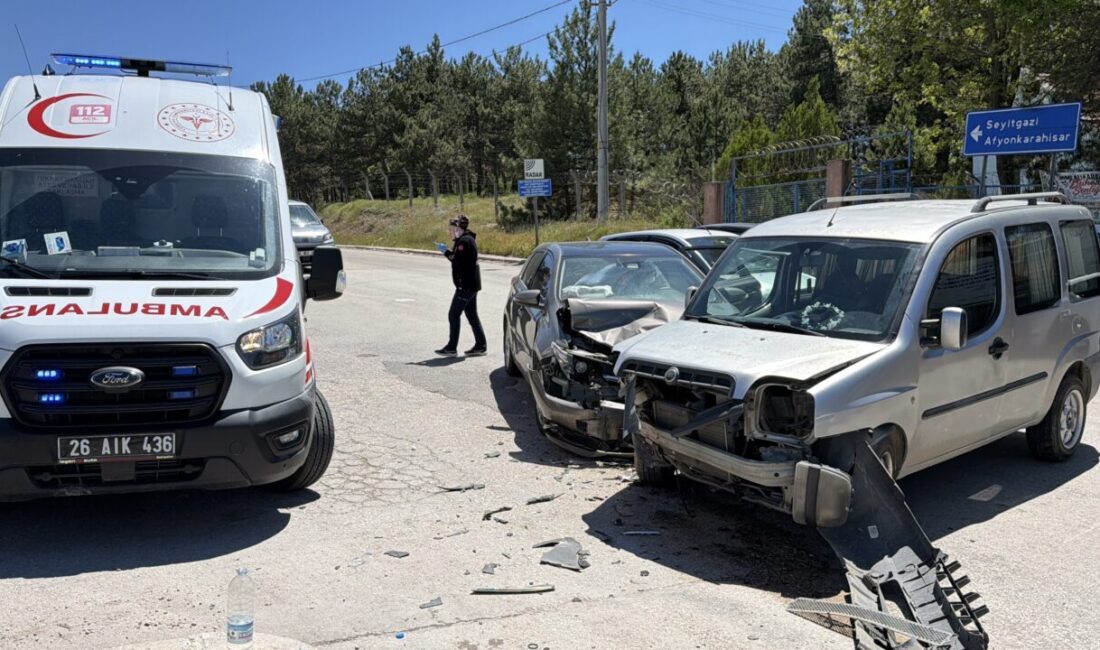 ESKİŞEHİR (AA) – Eskişehir'de otomobil ile hafif ticari aracın çarpışması
