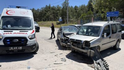 ESKİŞEHİR (AA) – Eskişehir'de otomobil ile hafif ticari aracın çarpışması