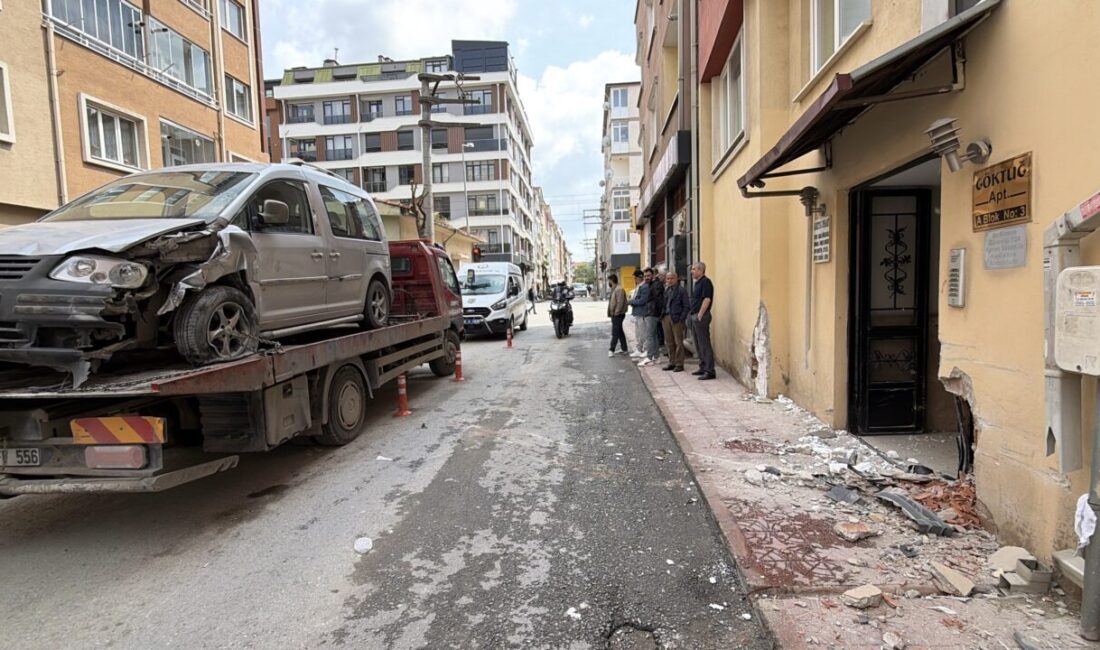 ESKİŞEHİR (AA) – Eskişehir’in Tepebaşı ilçesinde hafif ticari aracın çarptığı