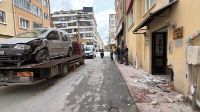 ESKİŞEHİR (AA) – Eskişehir’in Tepebaşı ilçesinde hafif ticari aracın çarptığı