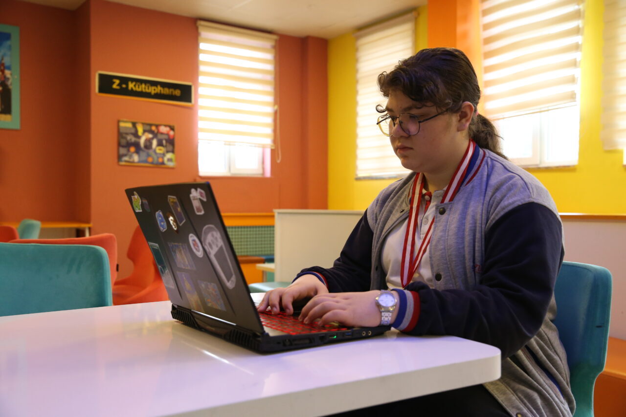 - Uluslararası STEM yarışmasında "Python Programlama" kategorisinde 30 sorunun 29'unu