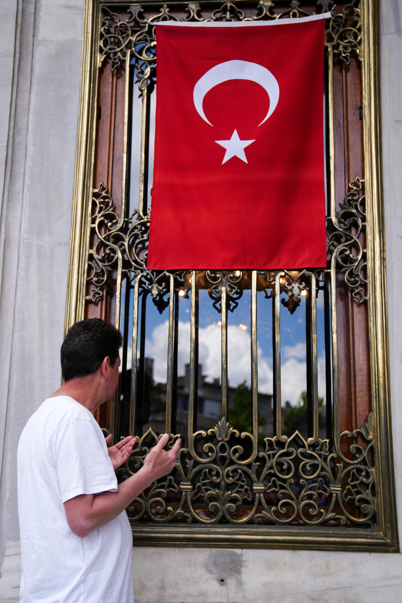 - İstanbul'un fethinin 573. yıl dönümü kapsamında türbeyi ziyaret eden