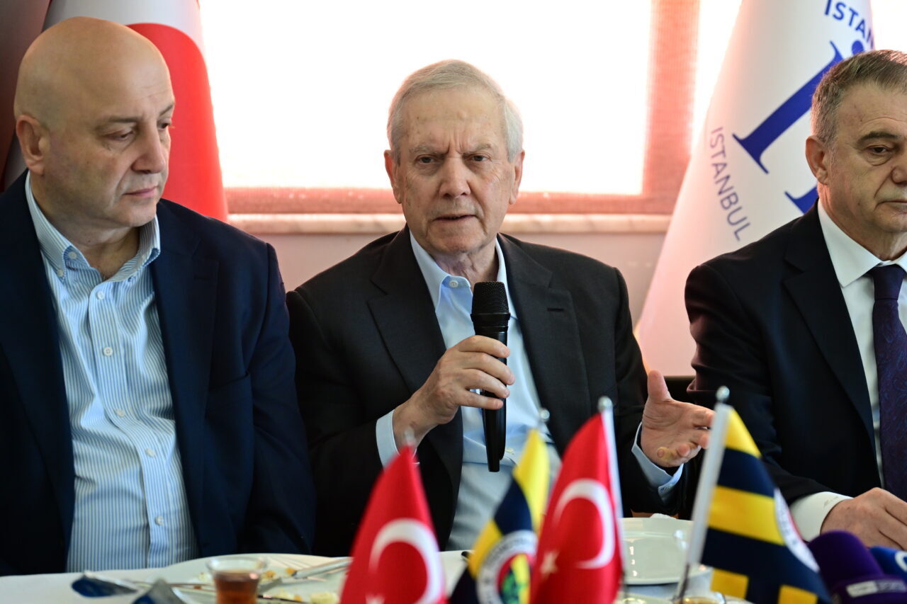 - Aziz Yıldırım:
- "Biz bu sene şampiyon olamazsak uzun yılar