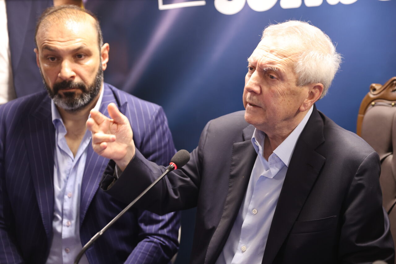 - "Fenerbahçe'nin bu gidişatını, 12 seneyi durdurmak için geliyorum. Ben