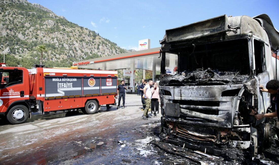 MUĞLA (AA) – Muğla'nın Fethiye ilçesinde akaryakıt istasyonundaki yakıt tankerinde