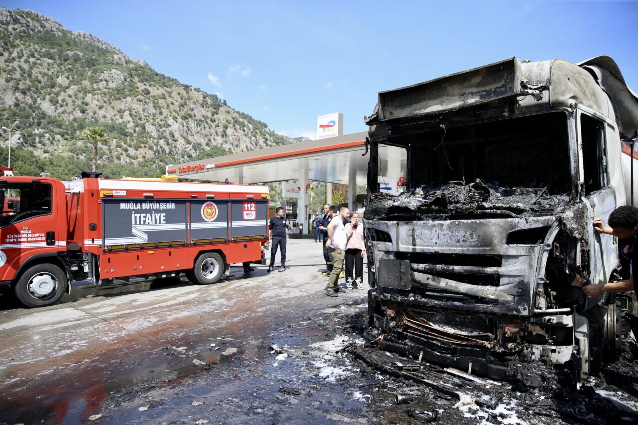 MUĞLA (AA) – Muğla'nın Fethiye ilçesinde akaryakıt istasyonundaki yakıt tankerinde