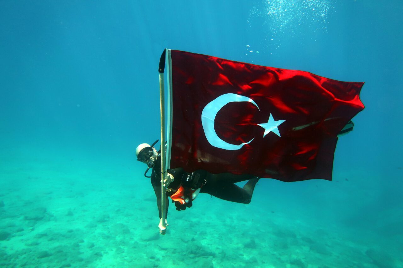 MUĞLA (AA) – Muğla'nın Fethiye ilçesinde bir grup dalgıç, 19